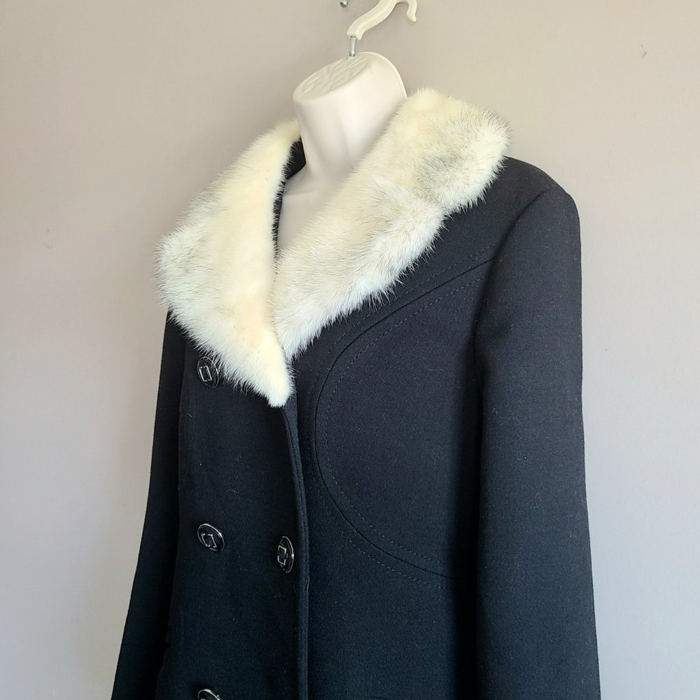 Classic style pure virgin wool black coat with white mink collar. - Picture 3 of 14
